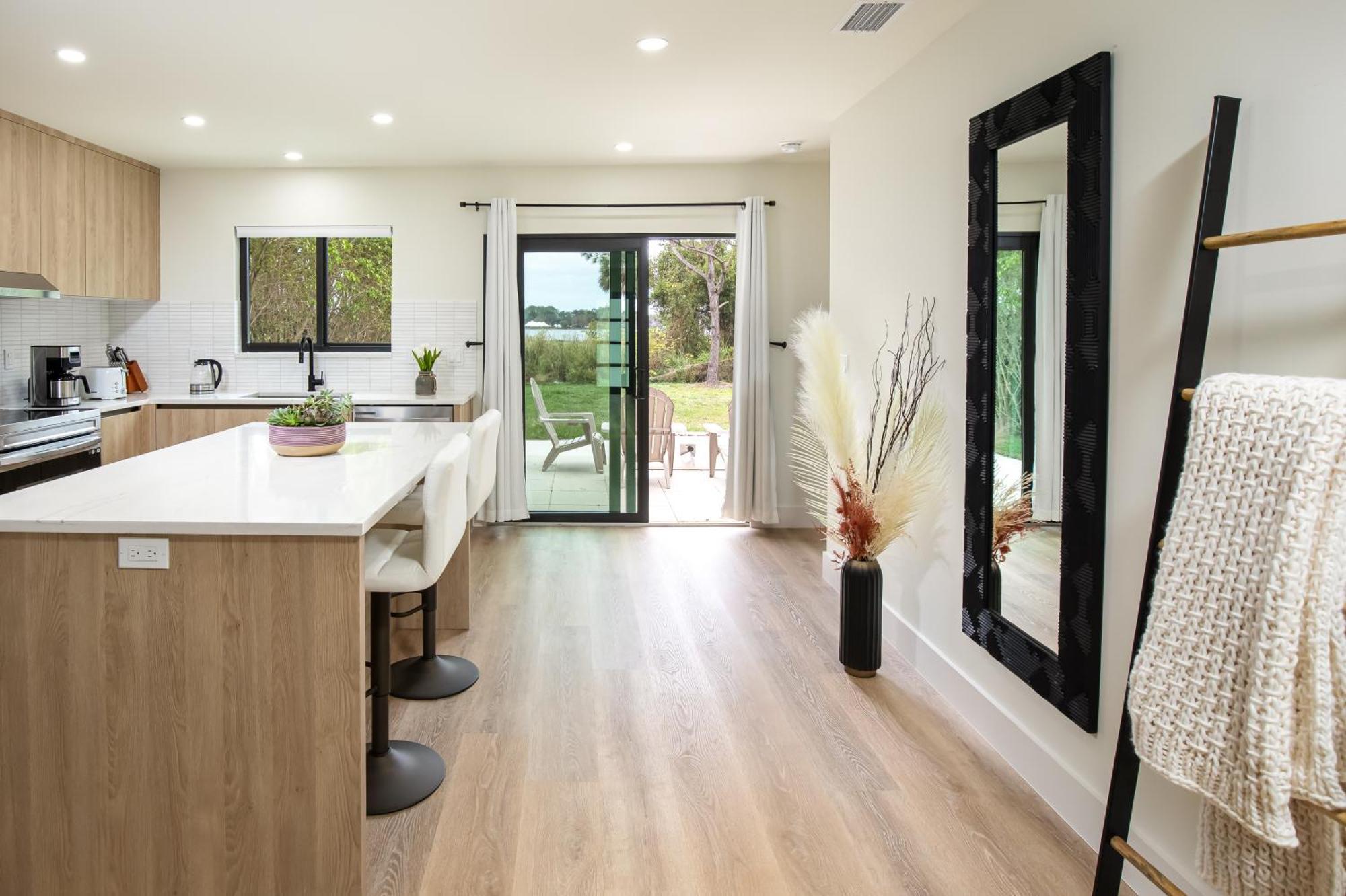 Black Vanilla - Stylish Symphony 3Miles Downtown Naples Luaran gambar